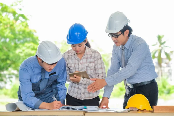 Asiatische Ingenieure wurden gemeinsam konsultiert und planen im Bau — Stockfoto