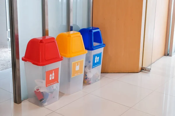 Office garbage separation campaign that prepares three separate — Stockfoto