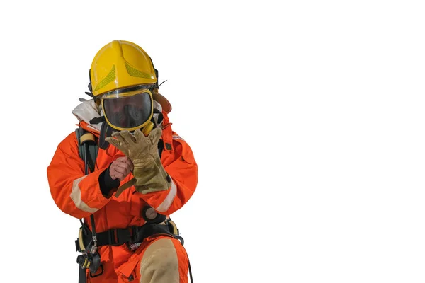 Bombeiros com capacetes uniformes e de corpo inteiro — Fotografia de Stock