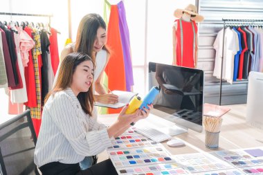 İş yerindeki Asyalı kadınlar moda tasarımcıları ve terzilerdir.