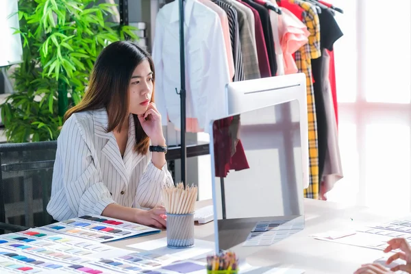 Asijské ženy v práci jsou módní návrhářky a krejčí — Stock fotografie