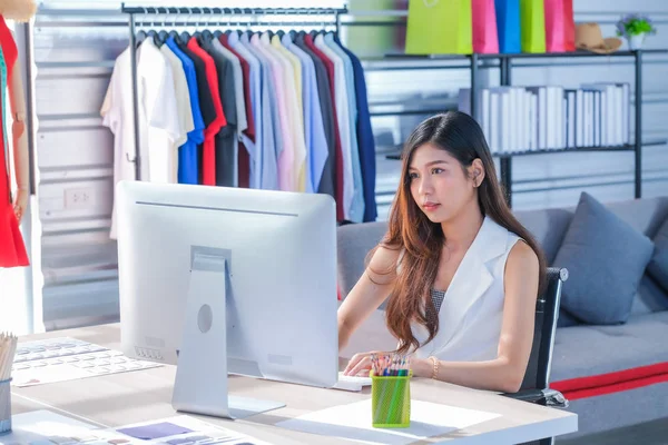 Le donne asiatiche al lavoro sono stilisti e sarti — Foto Stock