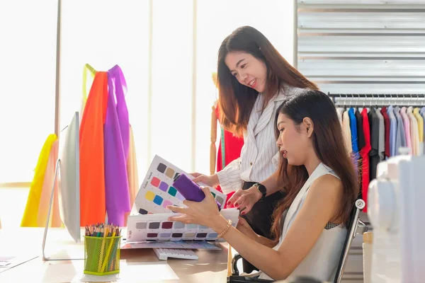 Asijské ženy v práci jsou módní návrhářky a krejčí — Stock fotografie