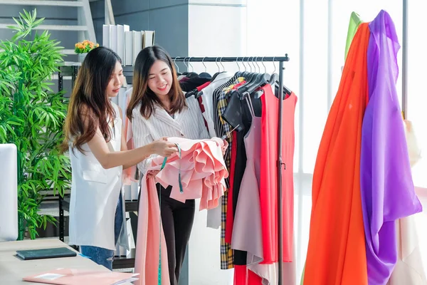 Le donne asiatiche al lavoro sono stilisti e sarti — Foto Stock