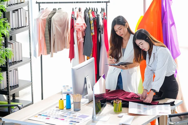 Azjatki w pracy to projektantki mody i krawcy — Zdjęcie stockowe