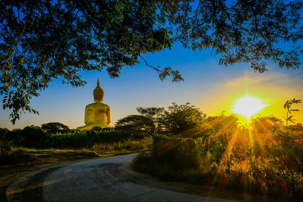 Stor gyllene Buddha staty vid Wat Muang, Ang Thong provinsen, Tha — Stockfoto