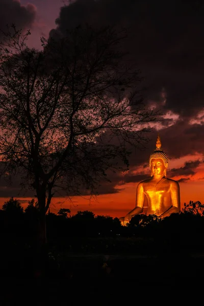 Groot gouden Boeddhabeeld bij Wat Muang, provincie Ang Thong, Tha — Stockfoto