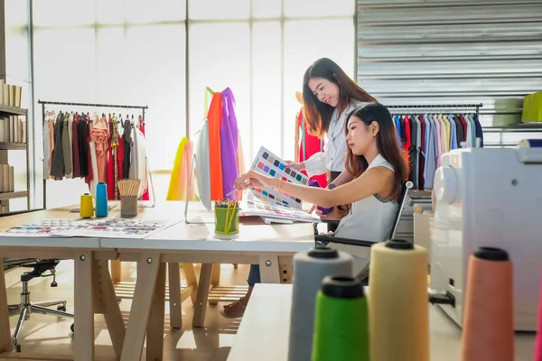 Il designer sta progettando confrontando la tabella dei colori con la — Foto Stock