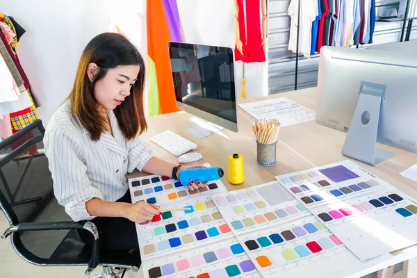 Il designer sta progettando confrontando la tabella dei colori con la — Foto Stock