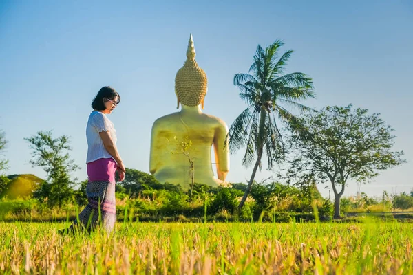 Eine asiatische Frau geht und meditiert den Tempel im — Stockfoto