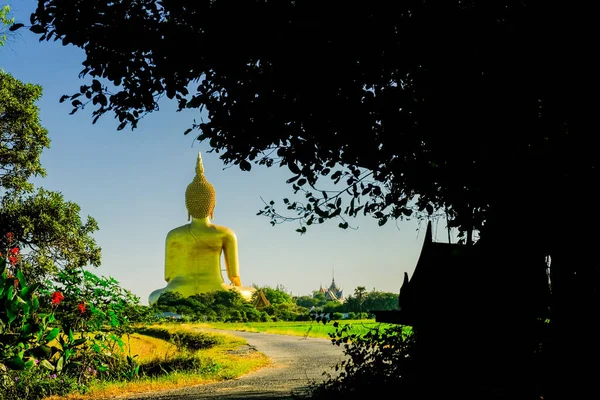 Groot gouden Boeddhabeeld bij Wat Muang, provincie Ang Thong, Tha — Stockfoto