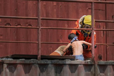 İtfaiyeci yangın ve duman onu kurtarmak için çocuk çocuk tutan, Yangın