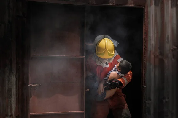 Bombeiro segurando menino para salvá-lo em fogo e fumaça, Fogo — Fotografia de Stock