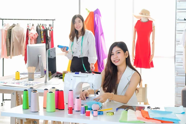 Le donne asiatiche al lavoro sono stilisti e sarti — Foto Stock