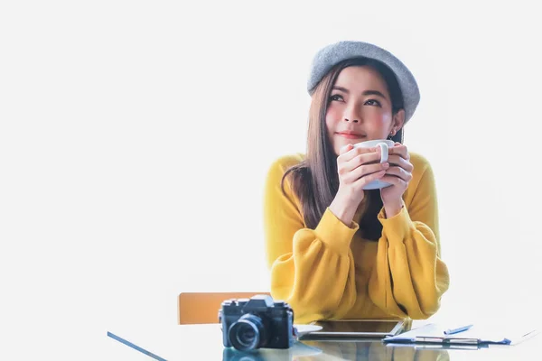 Belle donne asiatiche bere caffè a casa con un rinfrescante — Foto Stock