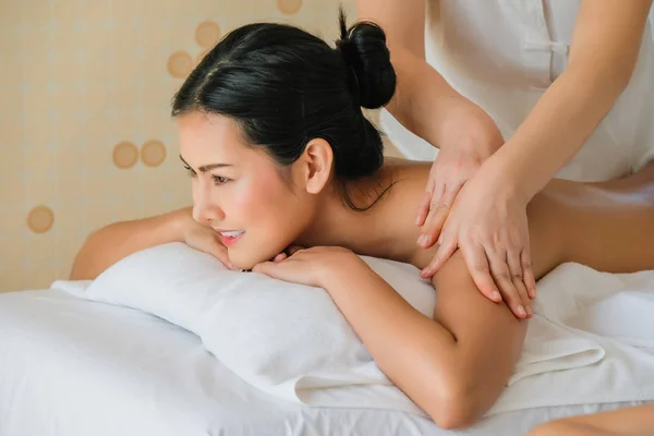 Asia hermosa mujer durante el masaje con aceite esencial en la habitación — Foto de Stock