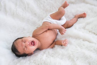 1.5 aylık bir bebek anne sütüne aç..