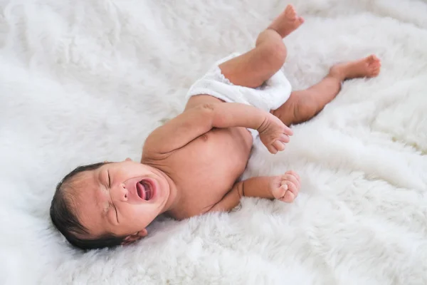 Un bebé de 1,5 meses tiene hambre de leche materna. . — Foto de Stock