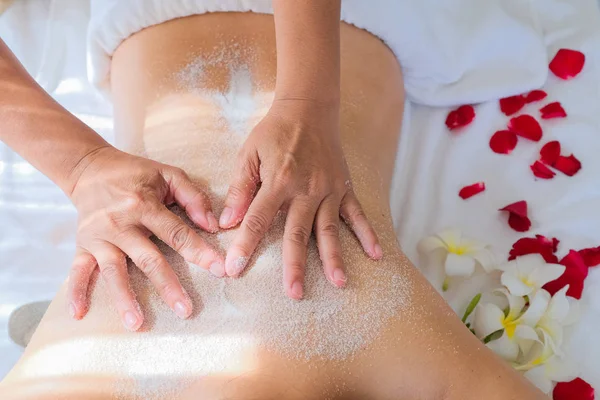 Asie krásná žena těší solný peeling masáž — Stock fotografie