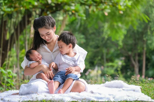 Hermosa madre y bebé Familia en un parque asiático Fotos de stock libres de derechos