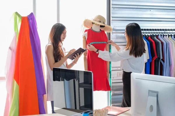 Le donne asiatiche al lavoro sono stilisti e sarti — Foto Stock