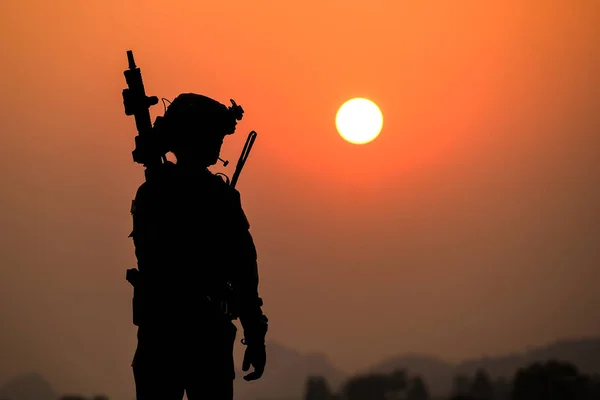 เงาของการต่อสู้ของทหารในการลาดตระเวนสนามรบ — ภาพถ่ายสต็อก