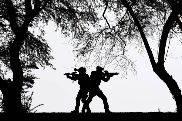 La sombra de un soldado luchando en el campo de batalla que es curr — Foto de Stock