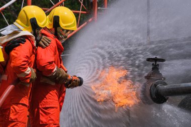Boru ve valv 'den gaz sızıntısı. gaz sızıntısından gelen alev. yangın mücadele Wi