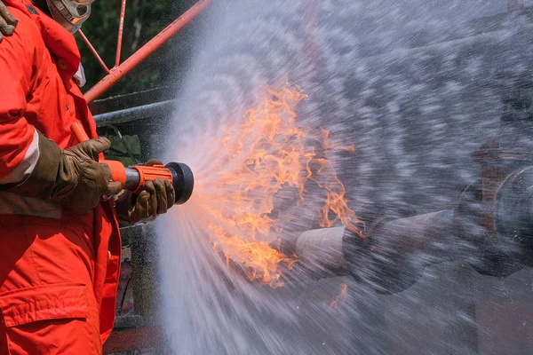 Gas leak from pipe and valv.flame from gas leak.fire fighting wi — Stock Photo, Image