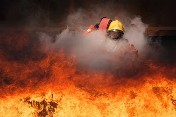 Treinamento de bombeiros, prática de equipe para lutar com fogo em — Fotografia de Stock