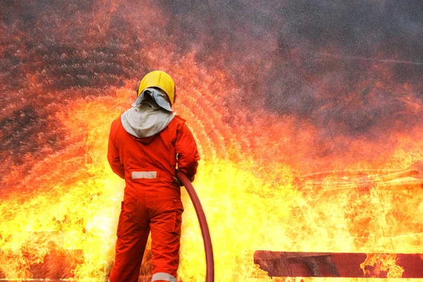 Treinamento de bombeiros, prática de equipe para lutar com fogo em — Fotografia de Stock