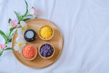 Spa seti ve yatak masajında aromatik masaj yağı. Aroma terapisi için Tayland seti ve yatakta çiçekle masaj, rahatlama ve sağlıklı bakım.