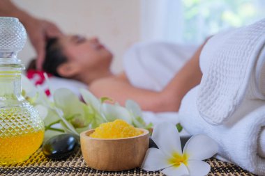 Spa seti ve yatak masajında aromatik masaj yağı. Aroma terapisi için Tayland seti ve yatakta çiçekle masaj, rahatlama ve sağlıklı bakım.