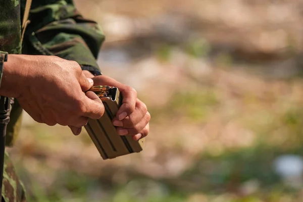 Penutup Penembak Mengisi Ulang Pelurunya Senjata Peluru Dari Balok Peluru — Stok Foto