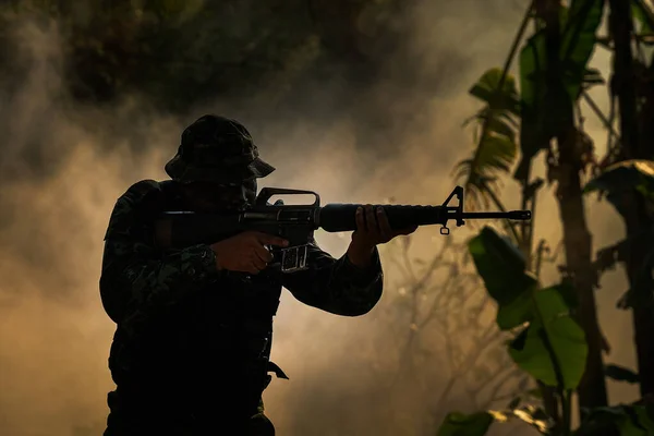 Soldat Der Spezialeinheit Mit Gewehr Unauffällige Beleuchtung — Stockfoto