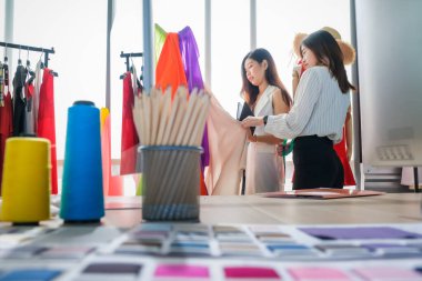 İş yerindeki Asyalı kadınlar moda tasarımcıları ve terzilerdir.
