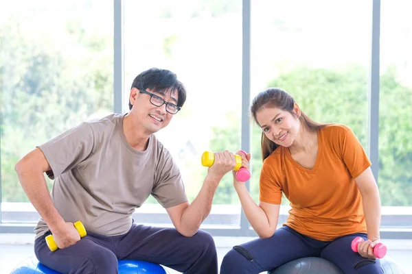 Ouderen Aziatische Mannen Vrouwen Oefenen Met Een Gewichtheffen — Stockfoto