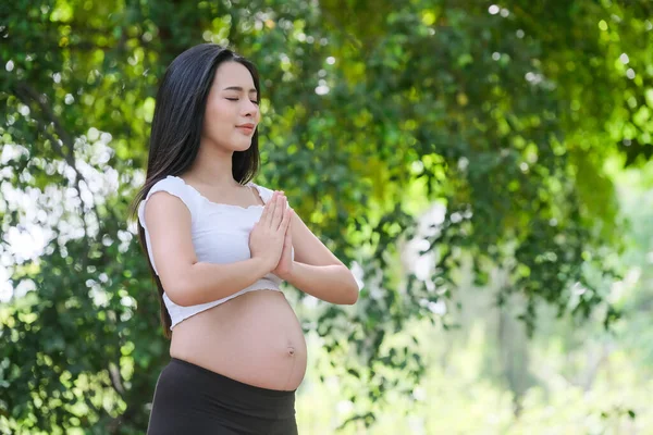 Mujer Embarazada Haciendo Ejercicio Yoga Naturaleza Verano — Foto de Stock