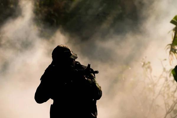 Silhouette Soldat Avec Fusil Sur Fond Sombre Coucher Soleil — Photo