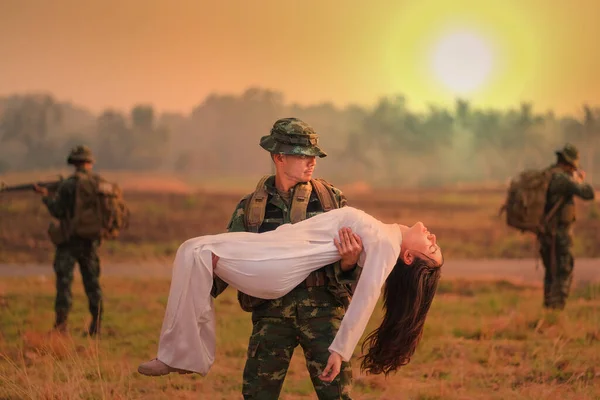 Thailändische Pfadfinder Bei Militäroperationen Helfen Vietnamesischen Mädchen — Stockfoto