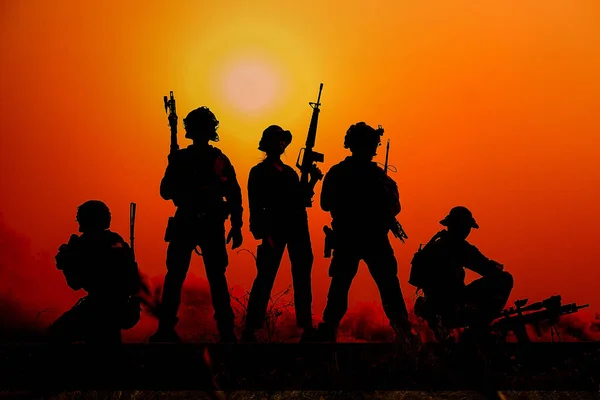 Die Silhouette Eines Soldaten Mit Der Sonne Als Marinekorps Für — Stockfoto