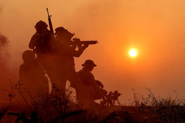 Die Silhouette Eines Soldaten Mit Der Sonne Als Marinekorps Für — Stockfoto