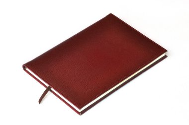 Beyaz arkaplanda koyu kırmızı deri defter