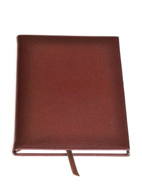 Beyaz arkaplanda koyu kırmızı deri defter