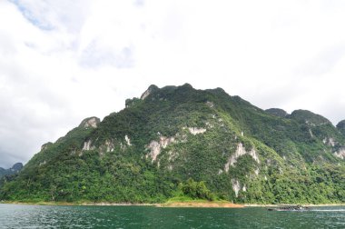 Zümrüt göl üzerinde kireçtaşı dağ zeminli uzun kuyruklu tekne gezisi