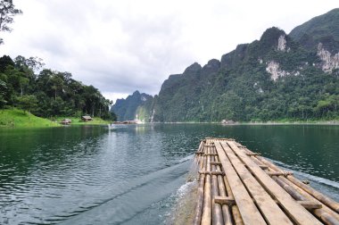 Tayland 'daki Kho Sok Ulusal Parkı' nda göle giden Bambu salı.