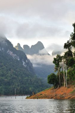 Kireçtaşı dağı ve sisli güzel göl manzarası