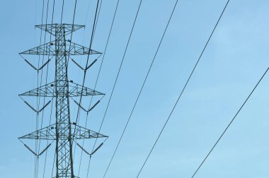 Mavi gökyüzü ile elektrik kulesi