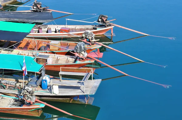 Hinter Einer Gruppe Von Langschwanzbooten Die Auf Dem See Treiben — Stockfoto