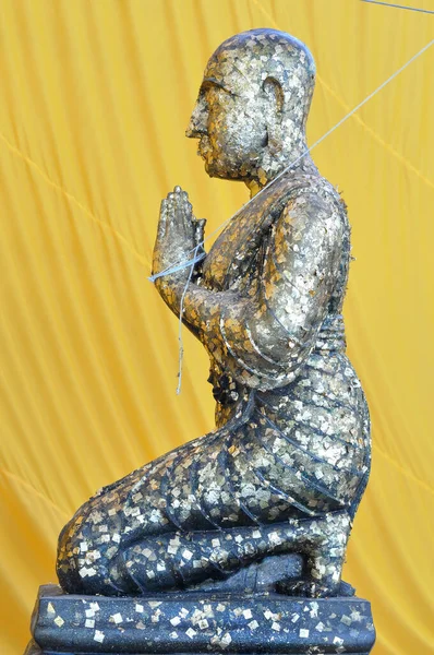 Oración Monje Estatua Cubierta Con Oro Hoja —  Fotos de Stock